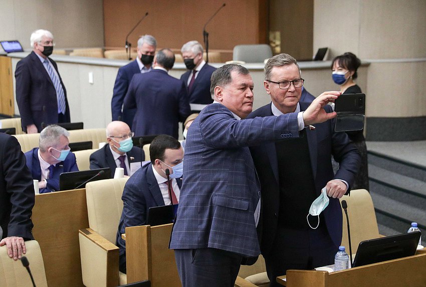 Первый заместитель Председателя Комитета по контролю и Регламенту Олег Нилов и член Комитета по бюджету и налогам Ильдар Бикбаев