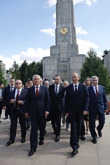 Chairman of the State Duma Vyacheslav Volodin and members of the State Duma laid flowers at the Monument to Soviet Pilots in Changchun