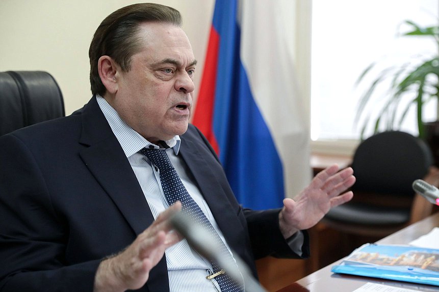 Председатель Комитета по делам национальностей Геннадий Семигин