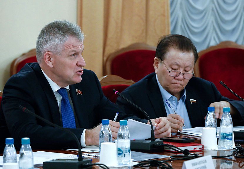 Заместитель Председателя Комитета по охране здоровья Алексей Куринный и Первый заместитель Председателя Комитета Федот Тумусов