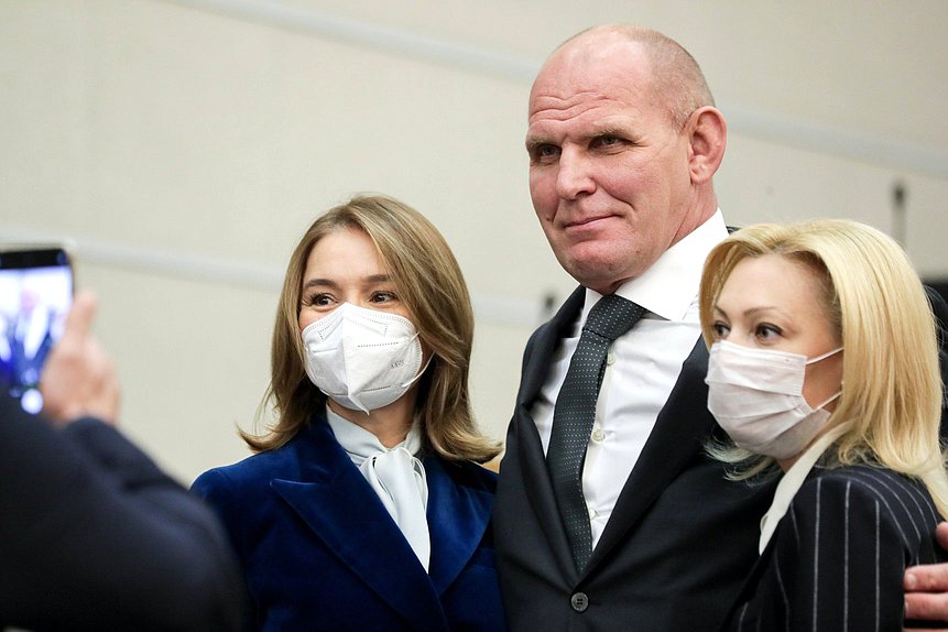 Заместитель Председателя Комитета по экономической политике, промышленности, инновационному развитию и предпринимательству Альфия Когогина, член Комитета по энергетике Александр Карелин и заместитель Председателя ГД Ольга Тимофеева