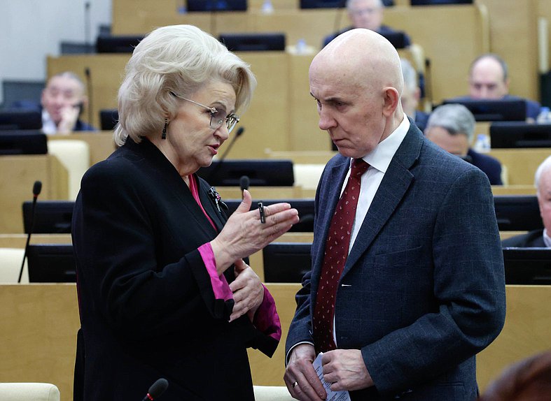 Председатель Комитета по защите семьи, вопросам отцовства, материнства и детства Нина Останина и Первый заместитель Председателя Комитета по государственному строительству и законодательству Юрий Синельщиков