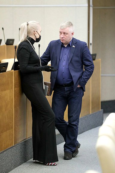 Член фракции «Единая Россия» Алексей Лисовенко и член Комитета по государственному строительству и законодательству Ирина Белых