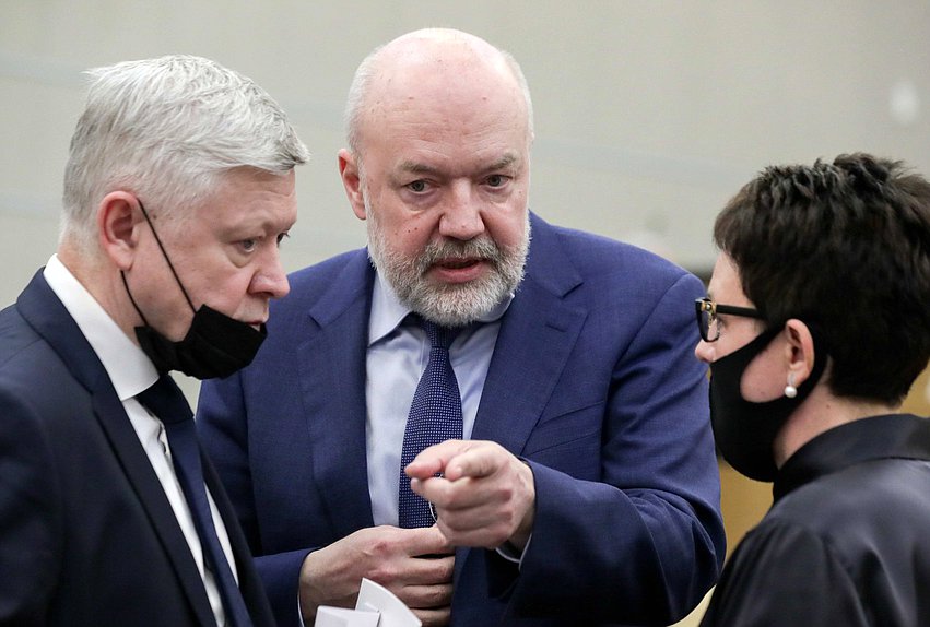 Председатель Комитета по безопасности и противодействию коррупции Василий Пискарев, Председатель Комитета по государственному строительству и законодательству Павел Крашенинников и Председатель Комитета по контролю и Регламенту Ольга Савастьянова