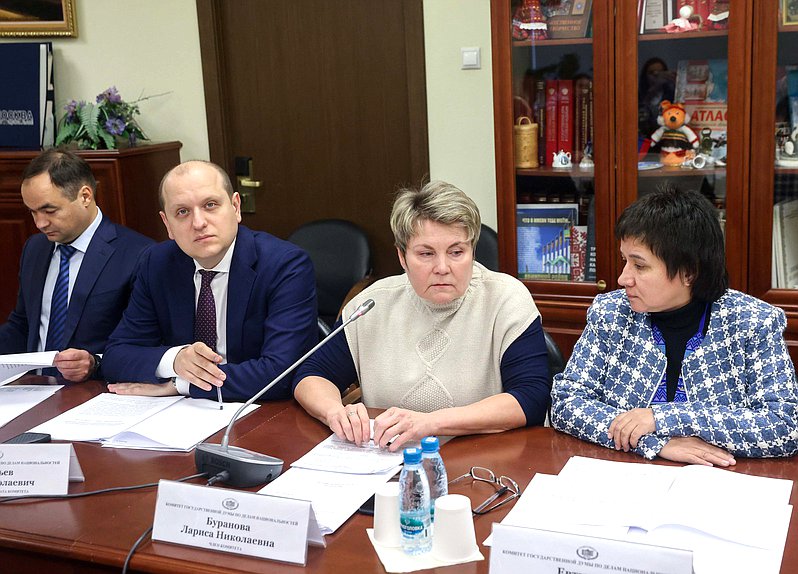 Члены Комитета по делам национальностей Лариса Буранова и Елена Евтюхова