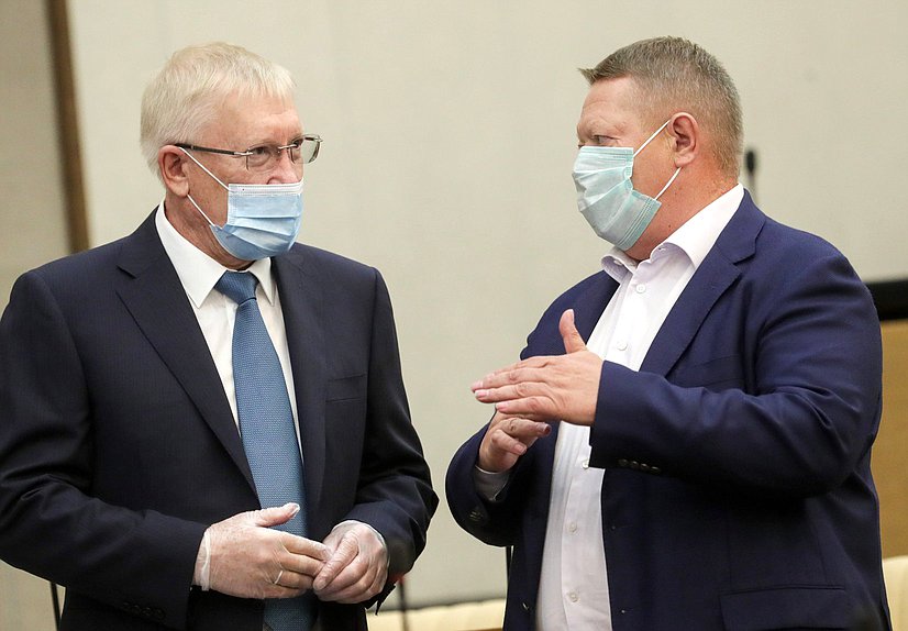 Член фракции «Единая Россия» Олег Морозов и член Комитета по контролю и Регламенту Николай Панков