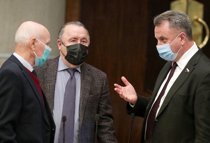 Председатель Комитета по делам национальностей Валерий Газзаев и член Комитета по природным ресурсам, собственности и земельным отношениям Сергей Крючек