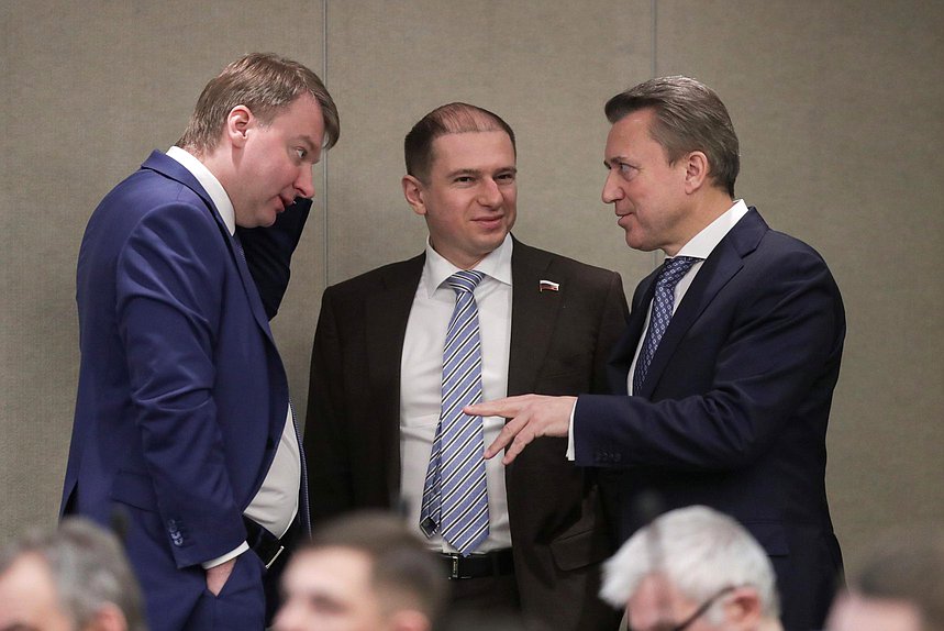 Первый заместитель Председателя Комитета по контролю Михаил Романов и заместитель Председателя Комитета по безопасности и противодействию коррупции Анатолий Выборный