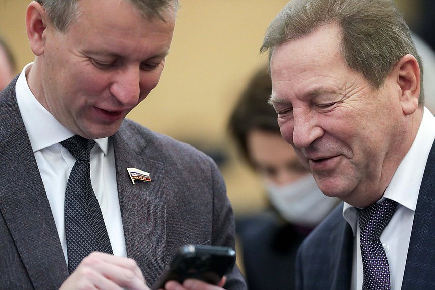 Член Комитета по туризму и развитию туристической инфраструктуры Алексей Волоцков и член Комитета по науке и высшему образованию Михаил Кузьмин