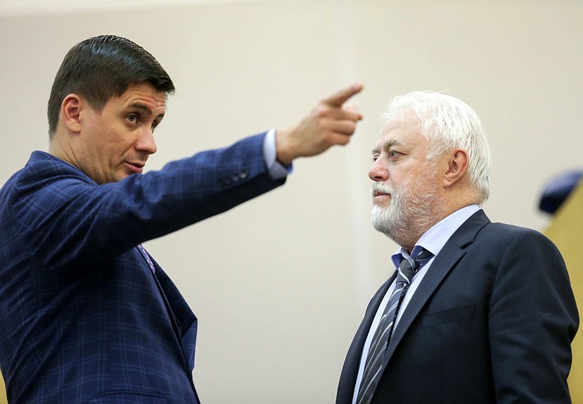 Член Комитета по информационной политике, информационным технологиям и связи Вадим Деньгин и Первый заместитель Председателя Комитета по финансовому рынку Игорь Дивинский