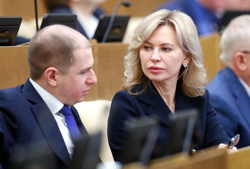 Первый заместитель Председателя Комитета по контролю Михаил Романов и член Комитета по труду, социальной политике и делам ветеранов Екатерина Стенякина