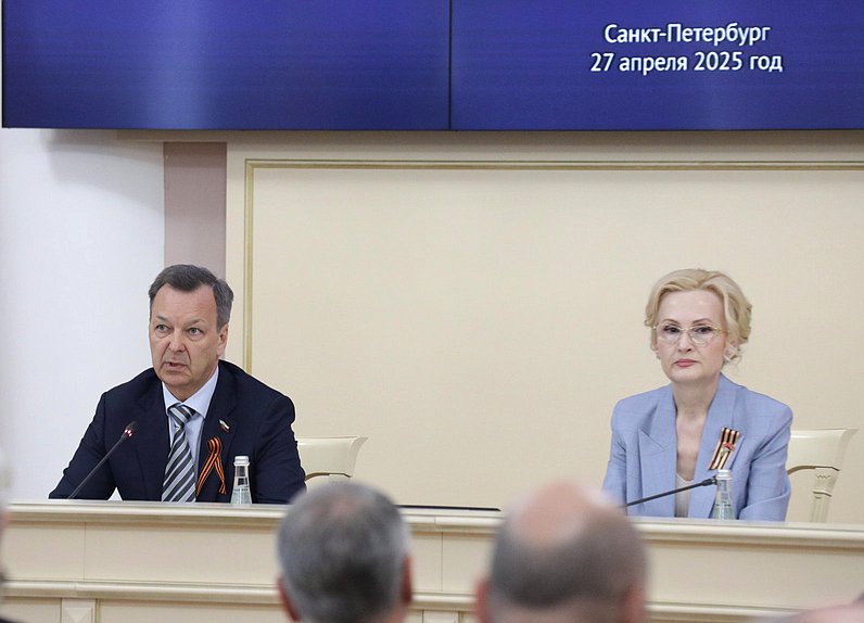 Первый заместитель Председателя Совета Федерации Андрей Яцкин и заместитель Председателя Государственной Думы Ирина Яровая