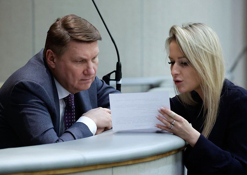 Полномочный представитель Правительства РФ в Государственной Думе Александр Синенко и Председатель Комитета по развитию гражданского общества, вопросам общественных и религиозных объединений Яна Лантратова