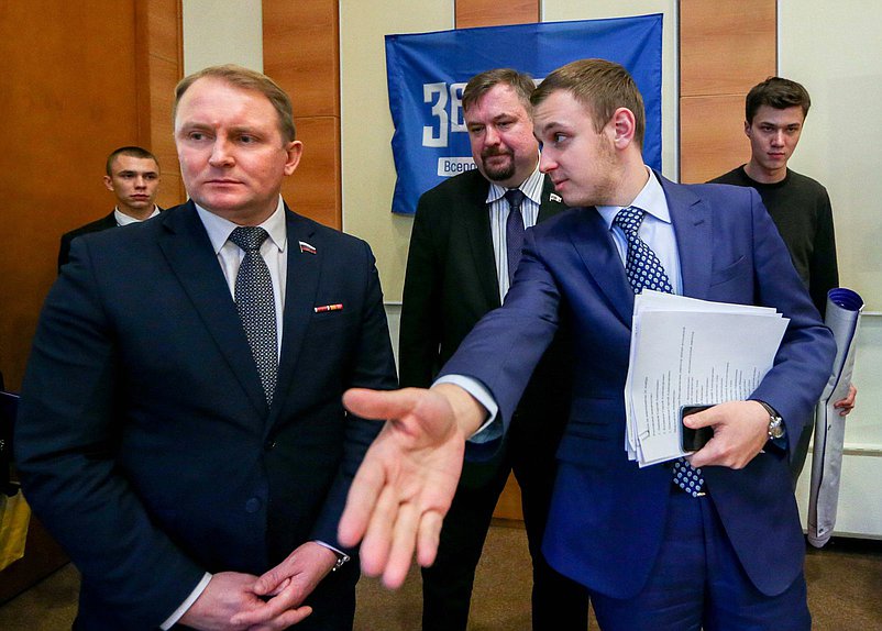 Первый заместитель Председателя Комитета по обороне Александр Шерин и член Комитета по физической культуре, спорту, туризму и делам молодежи Василий Власов