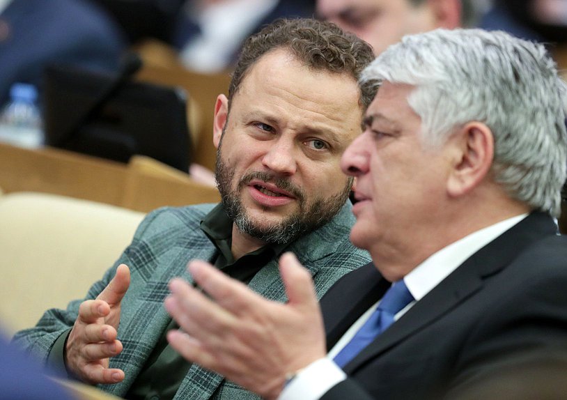 Заместитель Председателя Комитета по транспорту и строительству Павел Федяев и член Комитета по государственному строительству и законодательству Отари Аршба