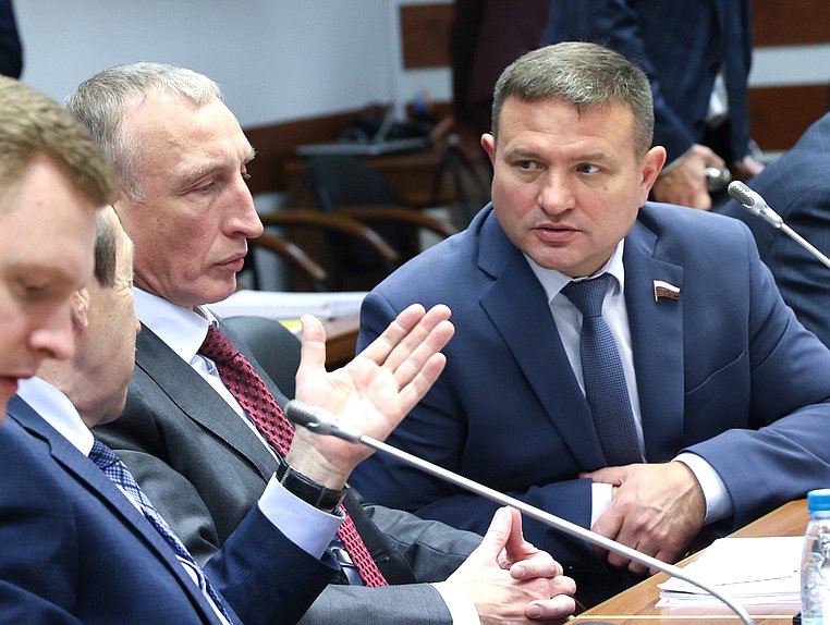 Член Комитета по промышленности и торговле Александр Козловский и Первый заместитель Председателя Комитета Александр Дроздов