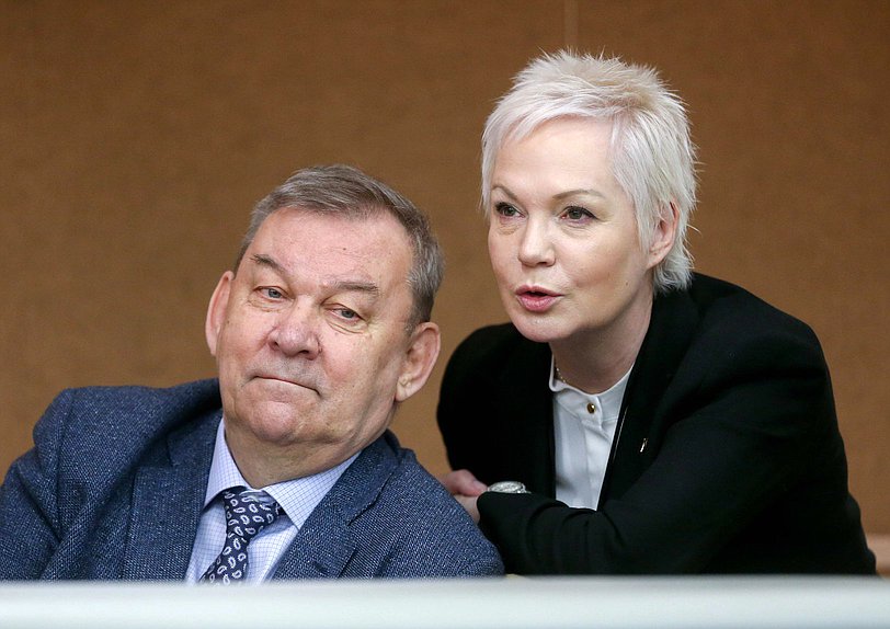 Генеральный директор Большого театра Владимир Урин и член Комитета по труду, социальной политике и делам ветеранов Татьяна Кривенко