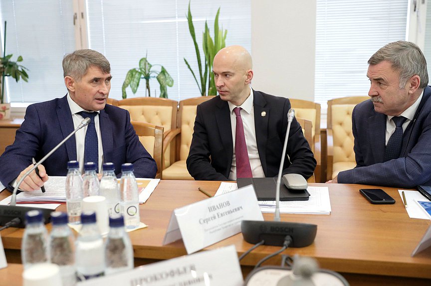 Глава Чувашской Республики Олег Николаев (слева)