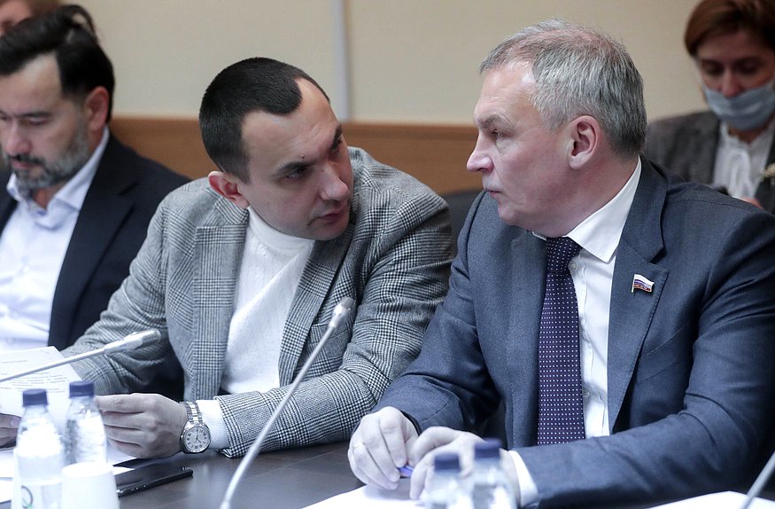 Члены Комитета по экологии, природным ресурсам и охране окружающей среды Максим Иванов и Юрий Григорьев