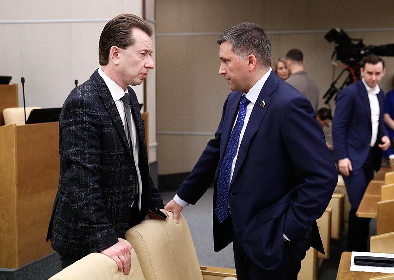 Первый заместитель Председателя Комитета Владимир Бурматов и Председатель Комитета по экологии, природным ресурсам и охране окружающей среды Дмитрий Кобылкин