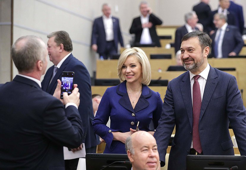 Первый заместитель Председателя Комитета по культуре Ольга Казакова и член Комитета по федеративному устройству и вопросам местного самоуправления Игорь Сухарев