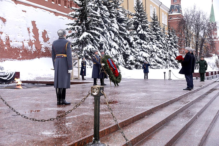 Участники заседания 63-й сессии Парламентского Собрания Союза Беларуси и России возложили цветы к Могиле неизвестного солдата