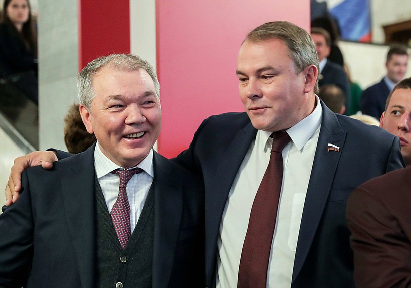 Председатель Комитета по делам СНГ, евразийской интеграции и связям с соотечественниками Леонид Калашников и заместитель Председателя Государственной Думы Петр Толстой