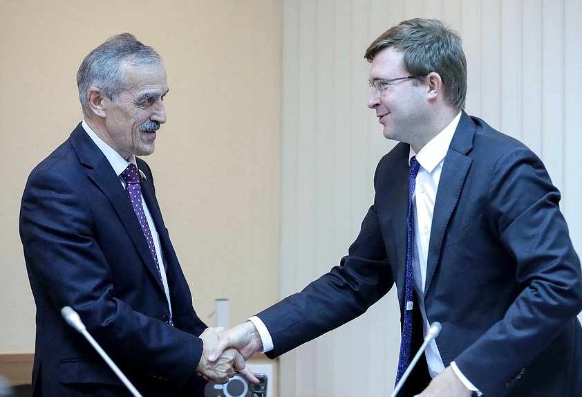 Заместитель Председателя Комитета по просвещению Нурбаганд Нурбагандов и Статс-секретарь — заместитель Министра просвещения РФ Андрей Корнеев