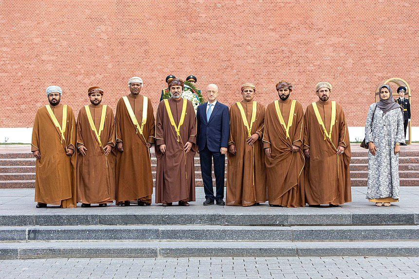 Chairman of the Shura Council of the Sultanate of Oman Khalid Bin Hilal Al Maawali and Deputy Chairman of the State Duma Alexander Babakov laid flowers at the Tomb of the Unknown Soldier