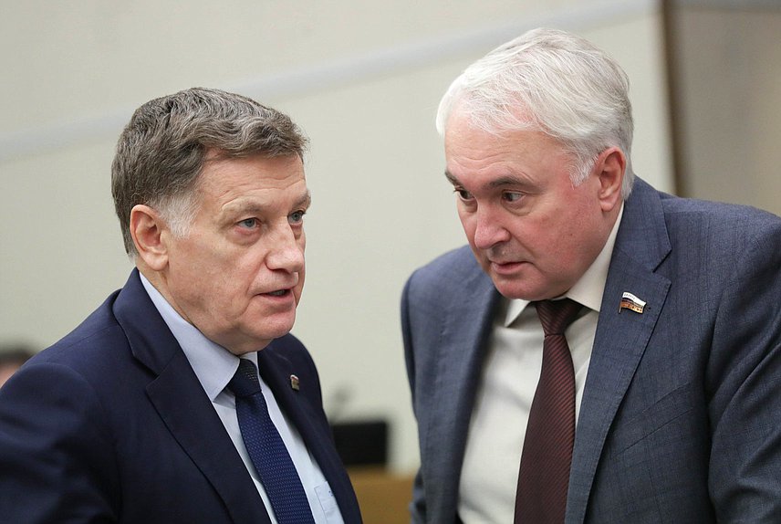 Член Комитета по финансовому рынку Вячеслав Макаров и Председатель Комитета по обороне Андрей Картаполов
