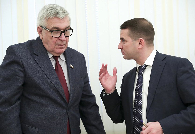 Первый заместитель Председателя Председателя Комитета по труду, социальной политике и делам ветеранов Михаил Тарасенко и Председатель Комитета по труду, социальной политике и делам ветеранов Ярослав Нилов