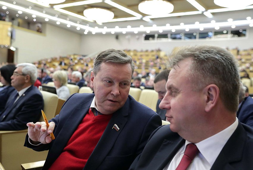 Первый заместитель Председателя Комитета по контролю и Регламенту Олег Нилов и член Комитета по природным ресурсам, собственности и земельным отношениям Сергей Крючек