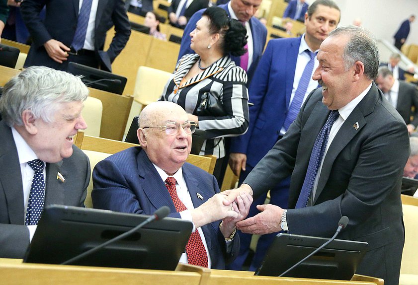 Член Комитета по транспорту и строительству Владимир Ресин и заместитель Председателя Комитета по физической культуре, спорту, туризму и делам молодежи Валерий Газзаев