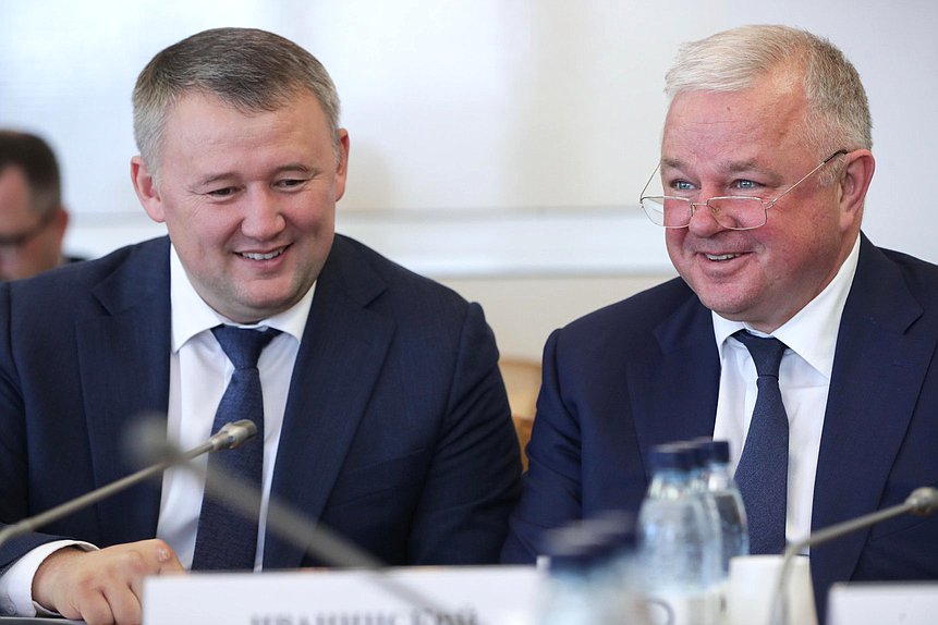 Член Комитета по молодежной политике Вячеслав Дамдинцурунов и член Комитета по охране здоровья Олег Иванинский