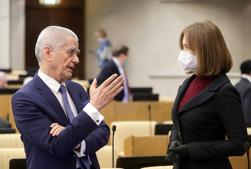 Первый заместитель Председателя Комитета по образованию и науке Геннадий Онищенко и заместитель Председателя Комитета по экономической политике, промышленности, инновационному развитию и предпринимательству Альфия Когогина