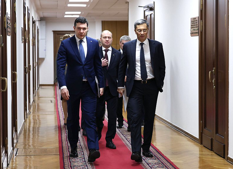 Председатель Комитета по промышленности и торговле Владимир Гутенев и Министр промышленности и торговли РФ Антон Алиханов