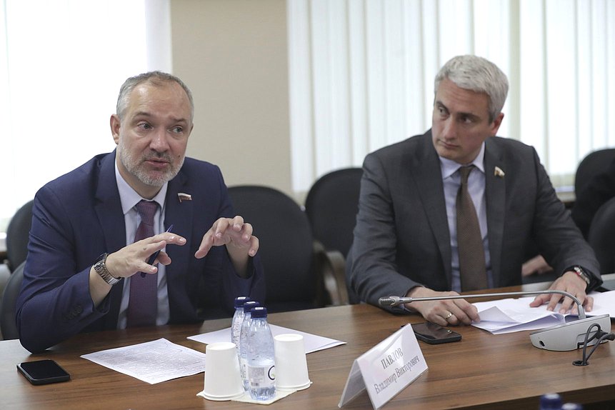 Члены Комитета по промышленности и торговле Владимир Павлов и Евгений Нифантьев