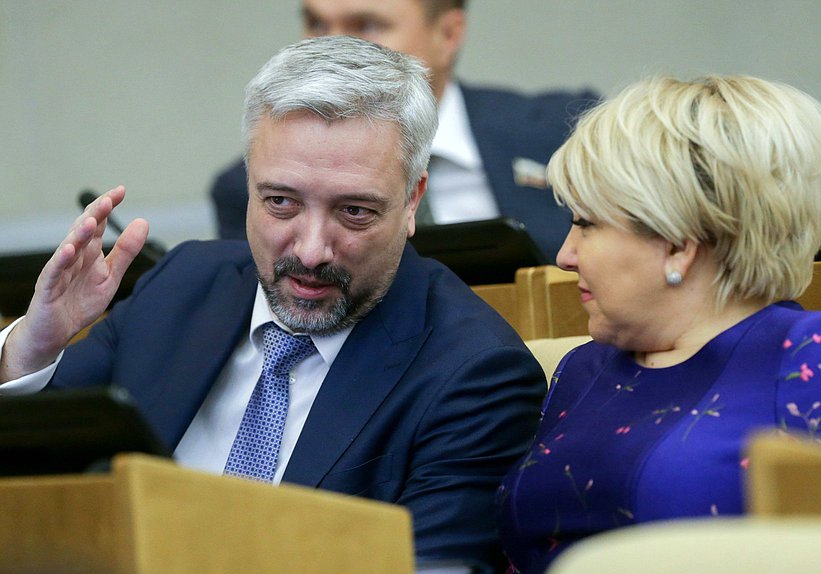 Член Комитета по международным делам Евгений Примаков и Первый заместитель Председателя Комитета по бюджету и налогам Ирина Гусева