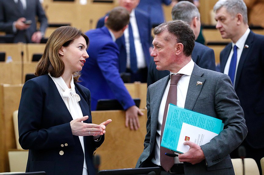 Первый заместитель Председателя Комитета по государственному строительству и законодательству Ирина Панькина и Председатель Комитета по экономической политике Максим Топилин