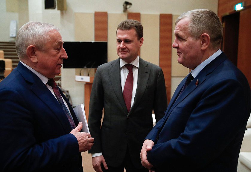 Председатель Комитета по развитию Дальнего Востока и Арктики Николай Харитонов, Министр по развитию Дальнего Востока и Арктики Алексей Чекунков и Первый заместитель Председателя Комитета по труду, социальной политике и делам ветеранов Николай Коломейцев