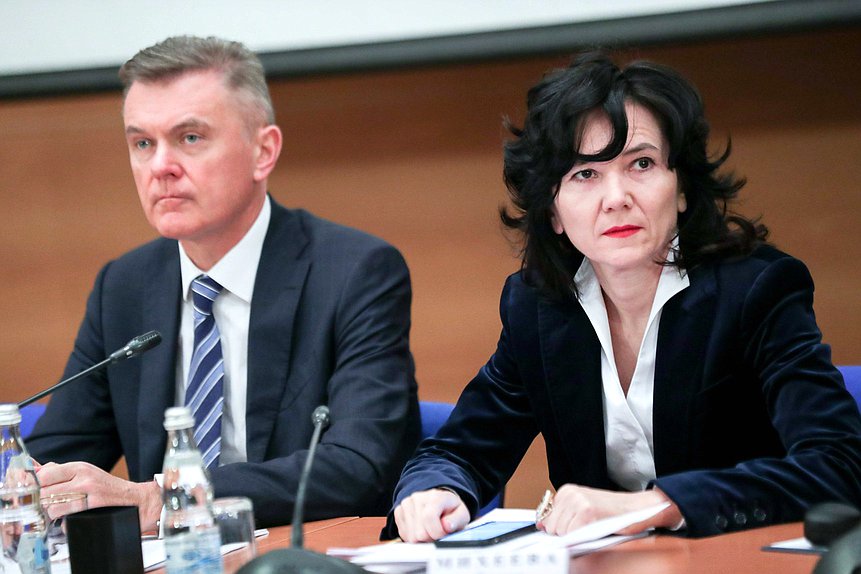 Президент Федеральной нотариальной палаты Константин Корсик и Председатель совета Исследовательского центра частного права им. С.С. Алексеева при Президенте РФ Лидия Михеева