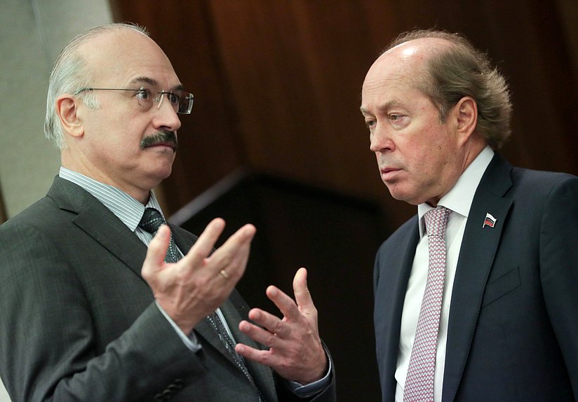 Председатель Комитета по науке и высшему образованию Сергей Кабышев и заместитель Председателя Комитета по науке и высшему образованию Владимир Кононов