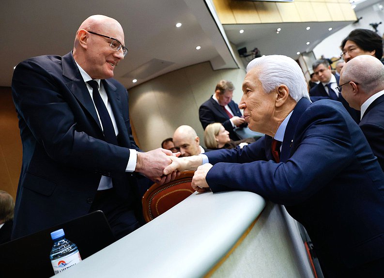 Заместитель Председателя Правительства РФ Дмитрий Чернышенко и руководитель фракции "Единая Россия" Владимир Васильев