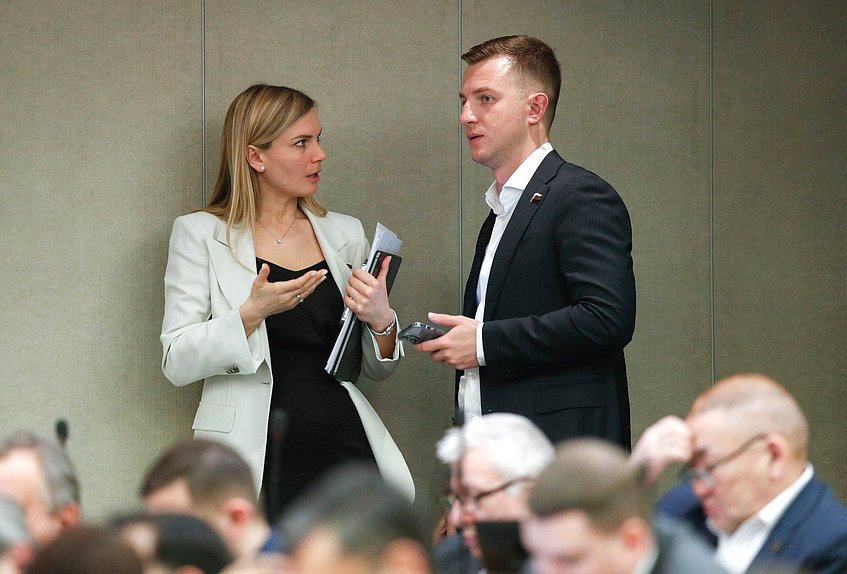 Член Комитета по охране здоровья Юлия Дрожжина и Председатель Комитета по молодежной политике Артем Метелев