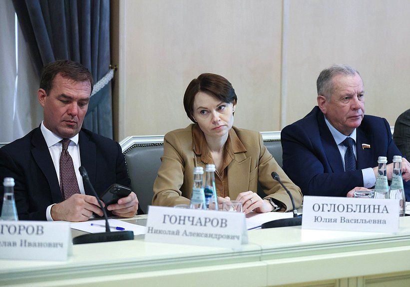 Заместители Председателя Комитета по аграрным вопросам Николай Гончаров и Юлия Оглоблина и член Комитета Иван Лоор