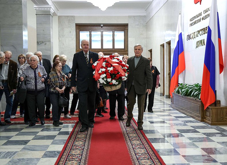 Возложение цветов ветеранами Минэкономразвития к памятной доске работников Госплана СССР
