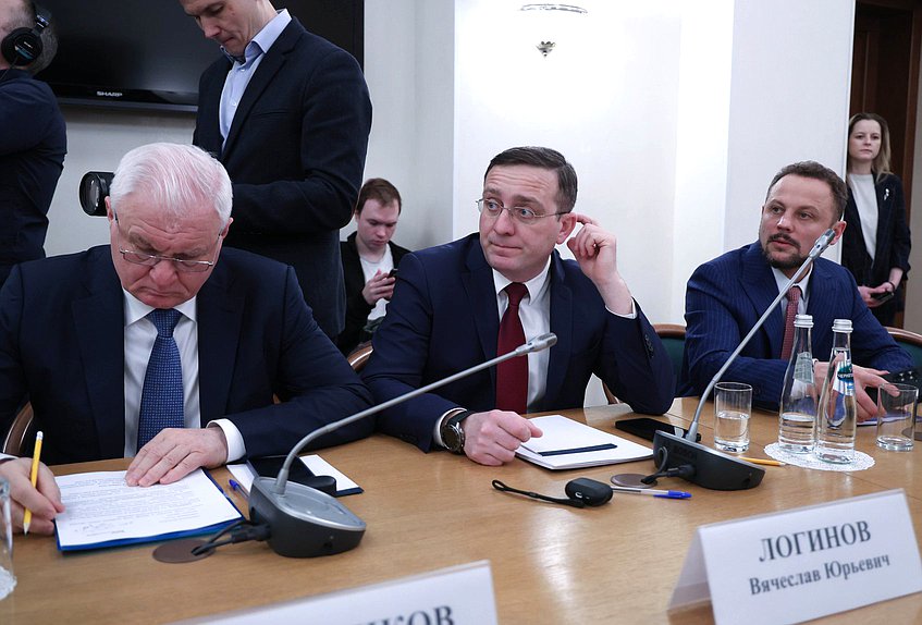 Первый заместитель Председателя Комитета по аграрным вопросам Владимир Плотников, Первый заместитель Председателя Комитета по развитию Дальнего Востока и Арктики Вячеслав Логинов и Первый заместитель Председателя Комитета по транспорту и развитию транспортной инфраструктуры Павел Федяев