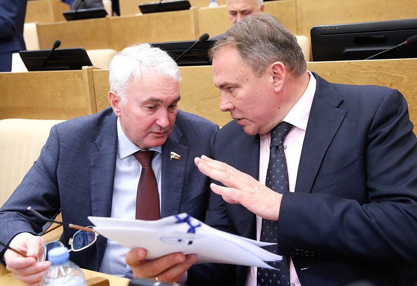 Председатель Комитета по обороне Андрей Картаполов и заместитель Председателя Государственной Думы Петр Толстой