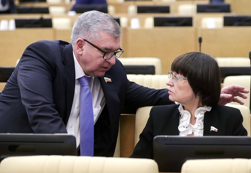 Первый заместитель Председателя Комитета по федеративному устройству и вопросам местного самоуправления Игорь Сапко и член Комитета по государственному строительству и законодательству Марина Беспалова