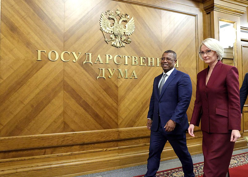 Заместитель Председателя Государственной Думы Виктория Абрамченко и Председатель Национального Собрания Республики Мадагаскар Ситени Тьерри Рандрианасулуниайку